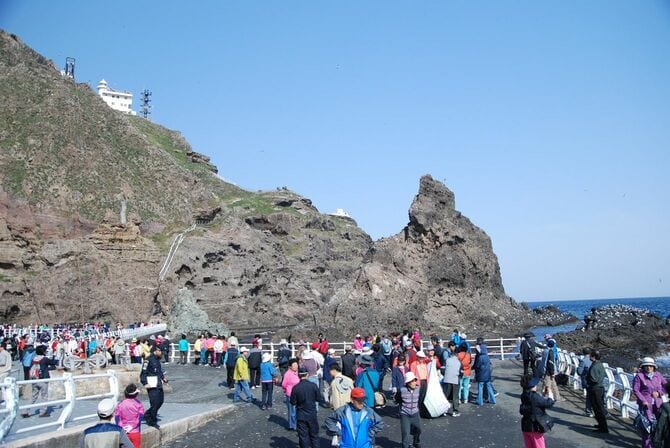 竹島（韓国名：独島）に観光に訪れる韓国の人々