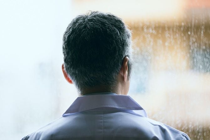 白衣を着た日本の中年男性