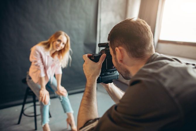 写真を撮る男性