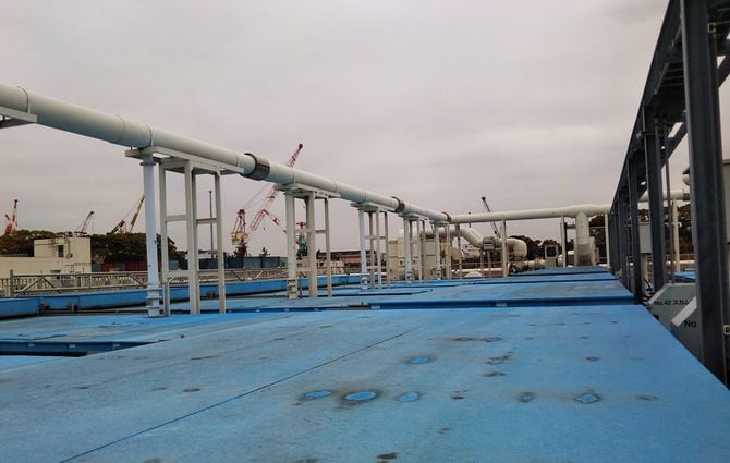 「北部第二水再生センター」の反応タンク。この下で微生物が汚水の中の有機物を分解している