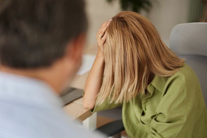 頭を抱える女性