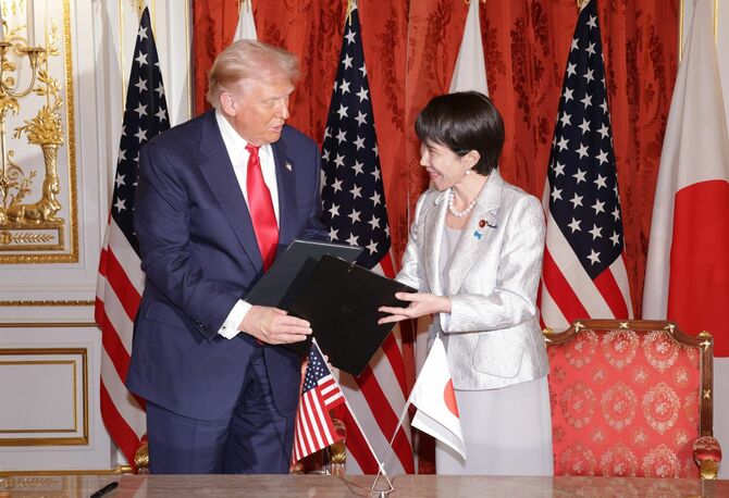 署名文書を交換するトランプ米大統領と高市早苗首相