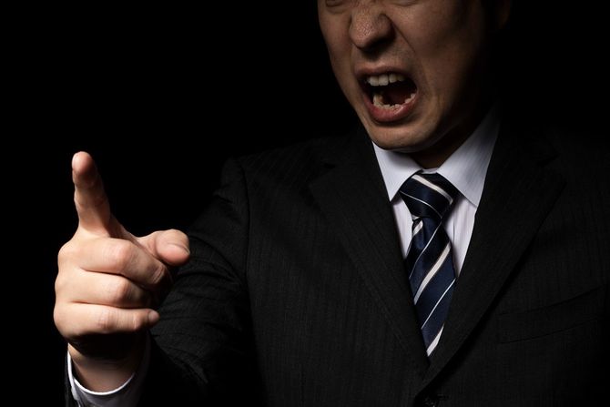 怒っている男性