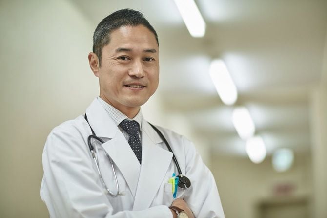 笑顔の男性医師