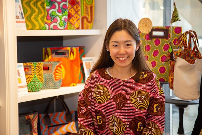 仲本さんが経営する代官山の直営店には鮮やかなアフリカンプリントの製品が並ぶ。