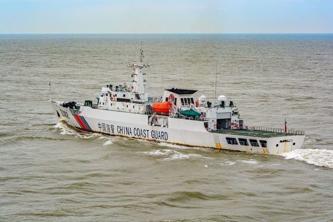 釣魚島沖の領海をパトロールする中国沿岸警備隊（CCG）3000T級沖合哨戒艦2302番