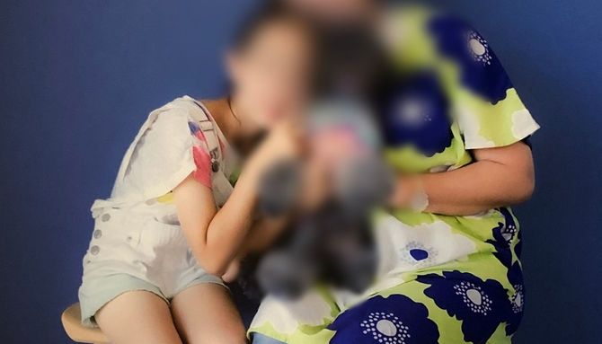 山根家に飾られている母子の写真。詩織さんは母の日には、必ずお小遣いからプレゼントを買って贈ってくれた