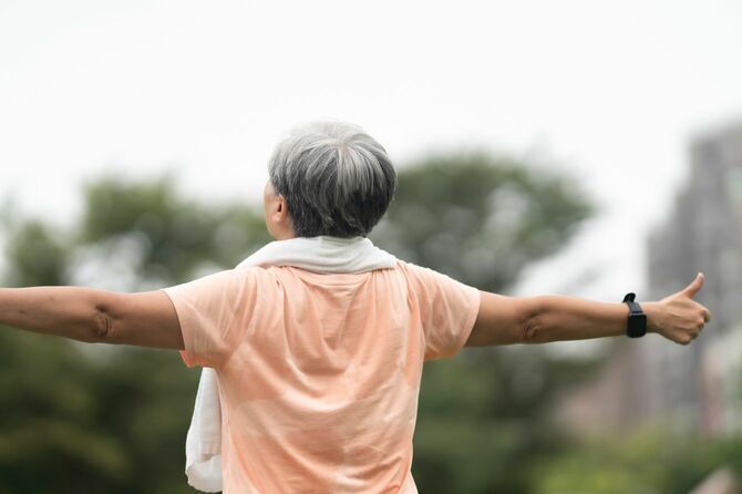 朝の運動、健康で自信に満ちたアジア人シニア女性