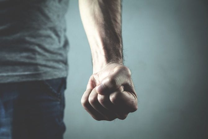 固く握られた男性の拳