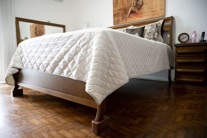 長さ2メートルほどのベッドの「下駄」の高さからも勾配が確認できる