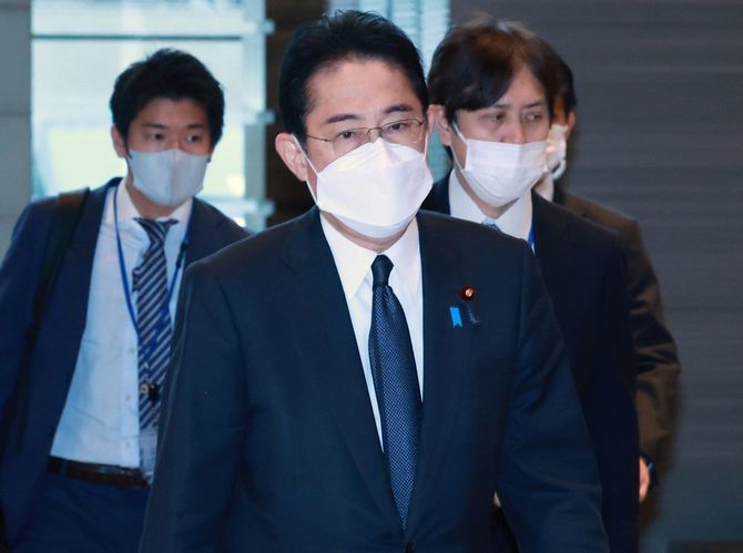 首相官邸に入る岸田文雄首相(手前)。左奥は長男で首相秘書官の翔太郎氏。右奥は首相秘書官の荒井勝喜氏=2023年1月16日、東京・永田町