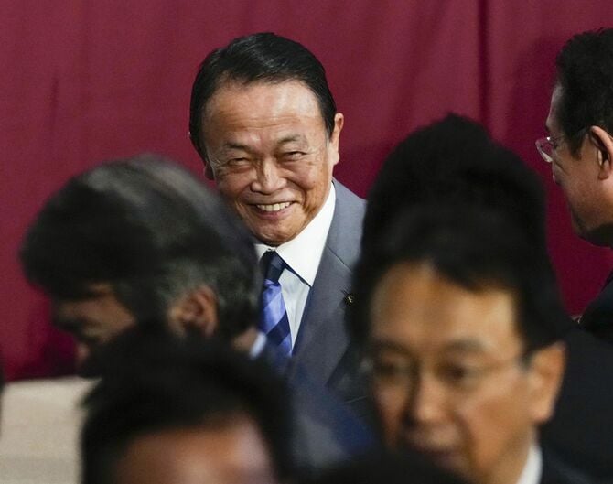 両院議員総会を終え、笑顔を見せる自民党の麻生最高顧問=2025年10月4日午後3時15分、東京・永田町の党本部