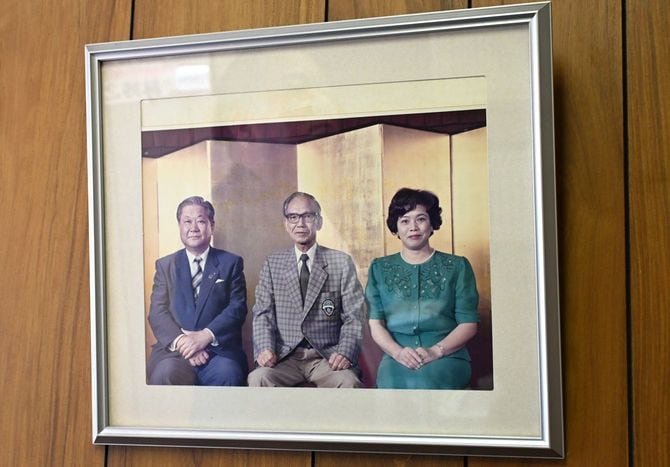 「絹笠」創業者の岡本大三さん(中央)。当時の旭区長夫妻と