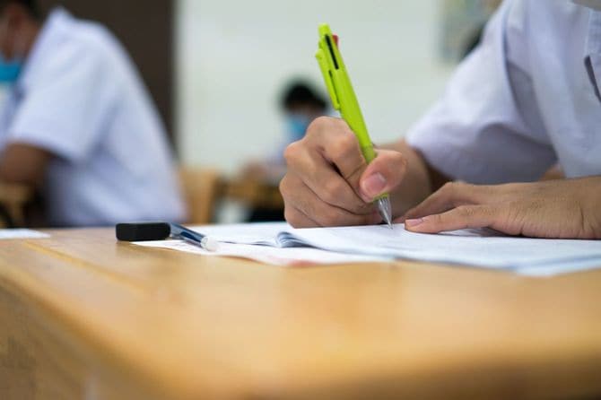 筆記試験中の学生の手元