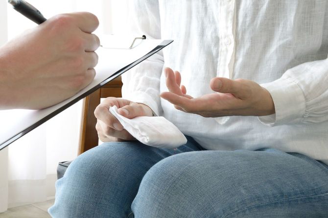 カウンセラーに説明する人