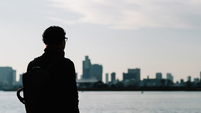 冬、屋外で遠くを見つめるビジネスパーソン