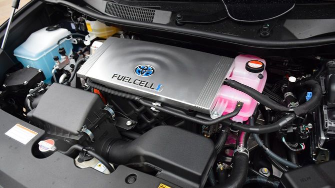 トヨタ・ミライのエンジン（2015年11月21日、ポーランド・ワルシャワにて）