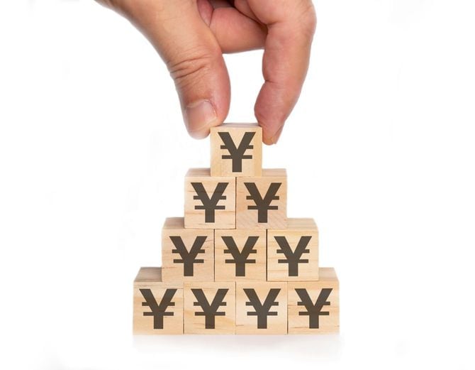 円マークが描かれた木製ブロック