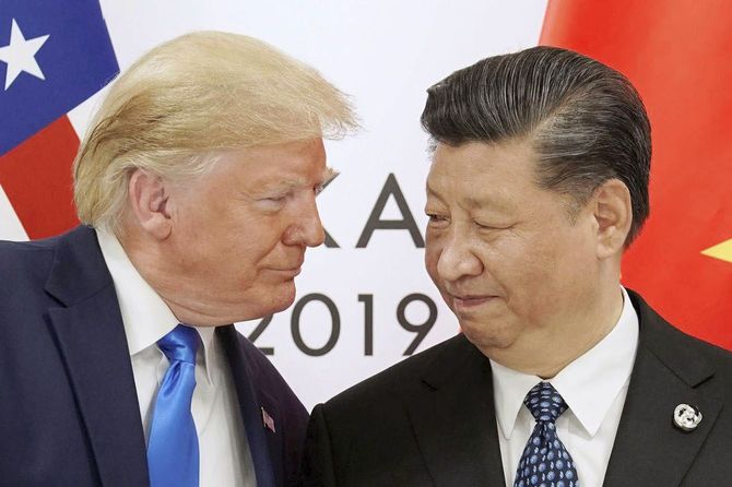 トランプ米大統領(左)と中国の習近平国家主席=2019年6月、大阪
