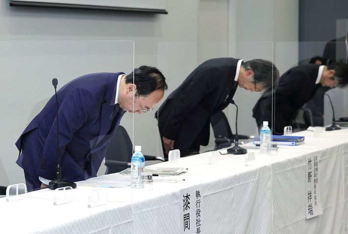 品質不正問題について記者会見し、陳謝する三菱電機の漆間啓社長（左）ら＝2021年12月23日午後、東京都千代田区