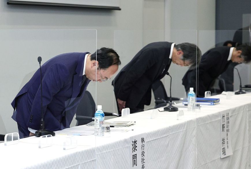 品質不正問題について記者会見し、陳謝する三菱電機の漆間啓社長（左）ら