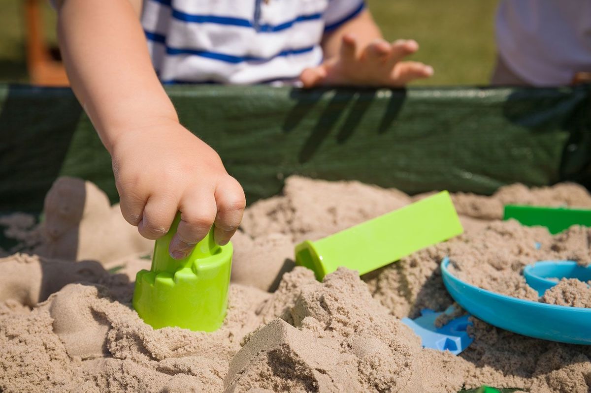 砂場で遊ぶ子供