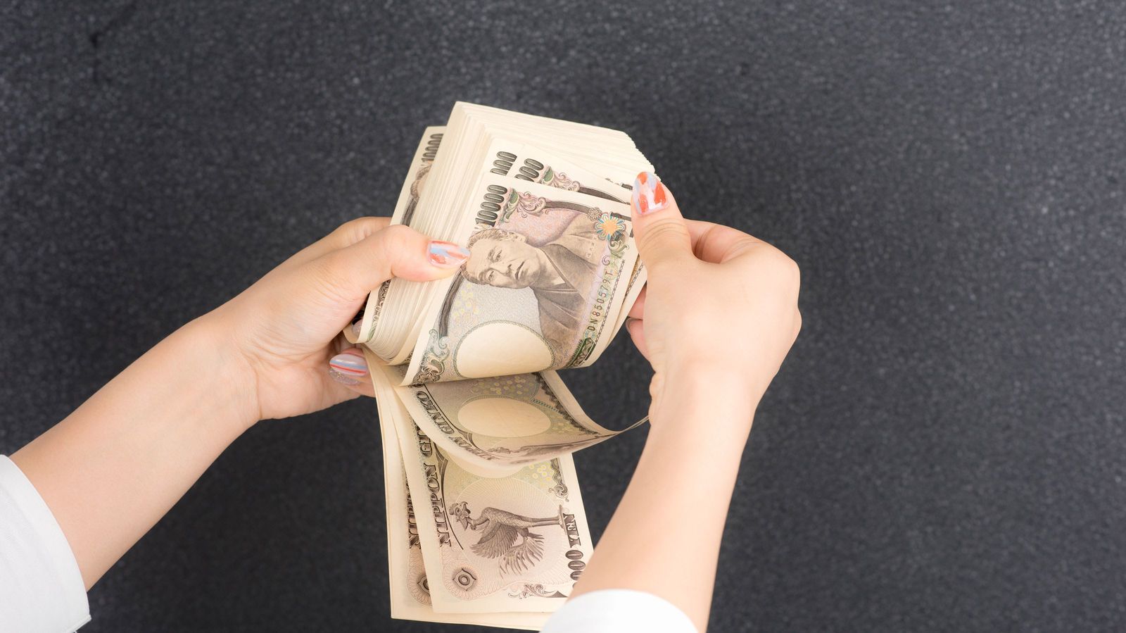 ｢今すぐ10万円損｣と｢50%の確率で損しないが､50%の確率で今すぐ20万円損｣どちらが賢い選択か 人が損しそうになるとリスク冒す訳