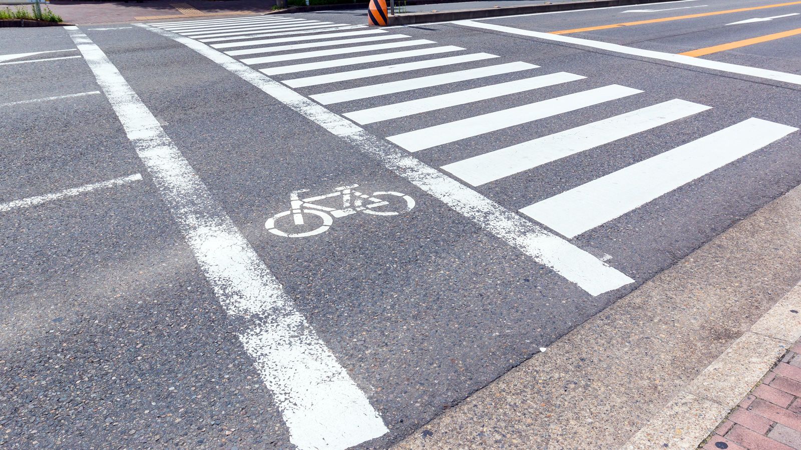 ｢横断歩道の白線｣をまたげなくなったら要注意…最新研究で判明した｢認知症になりやすい歩き方｣ 歩幅が狭い人は｢認知機能低下のリスク｣が3倍以上