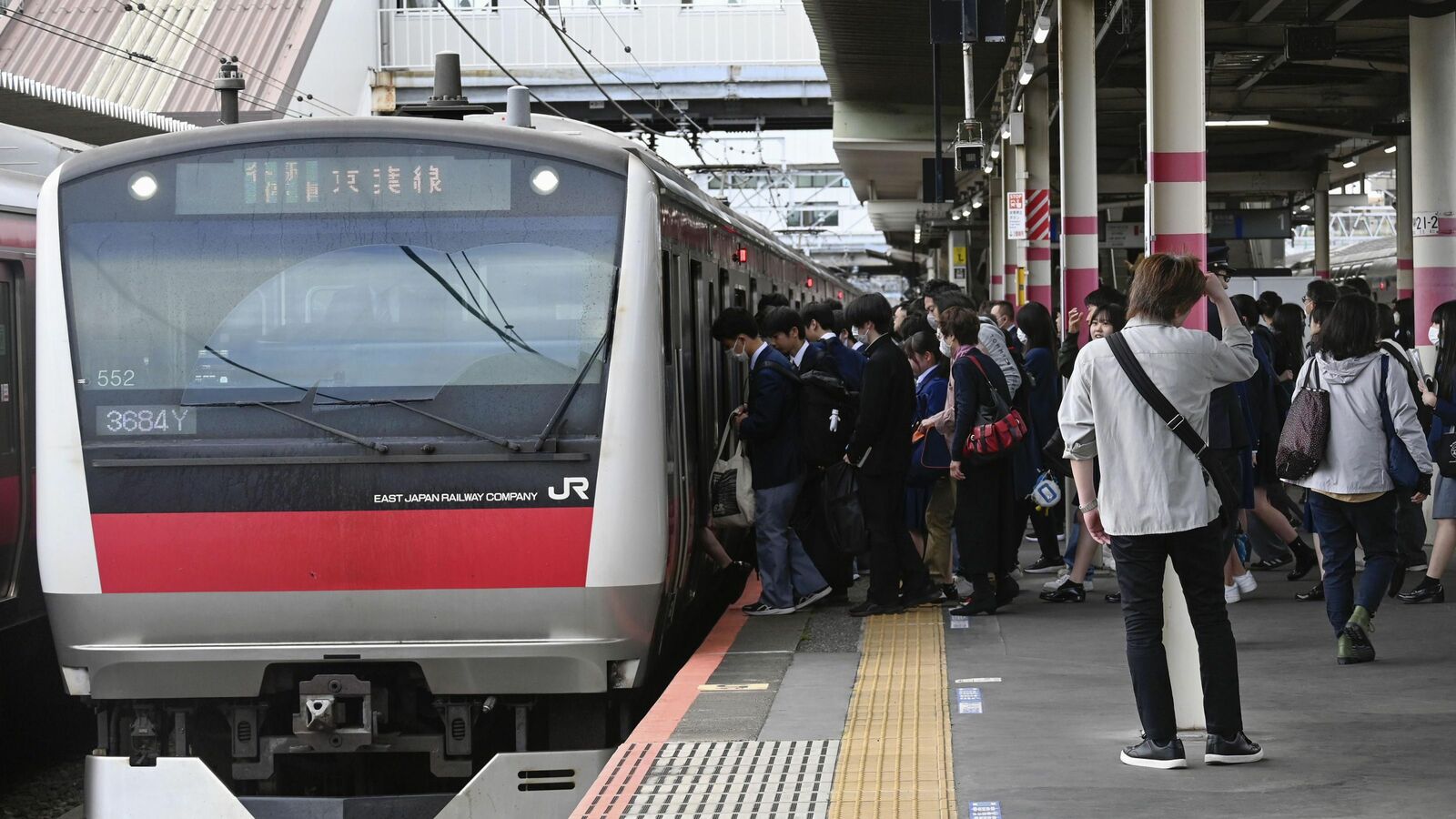 やっぱり快速を減らして各駅停車を増やすのはおかしい…JR東日本による京葉線ダイヤ改正を徹底検証した答え 毎年240億円超の借金を2029年度まで支払い続ける