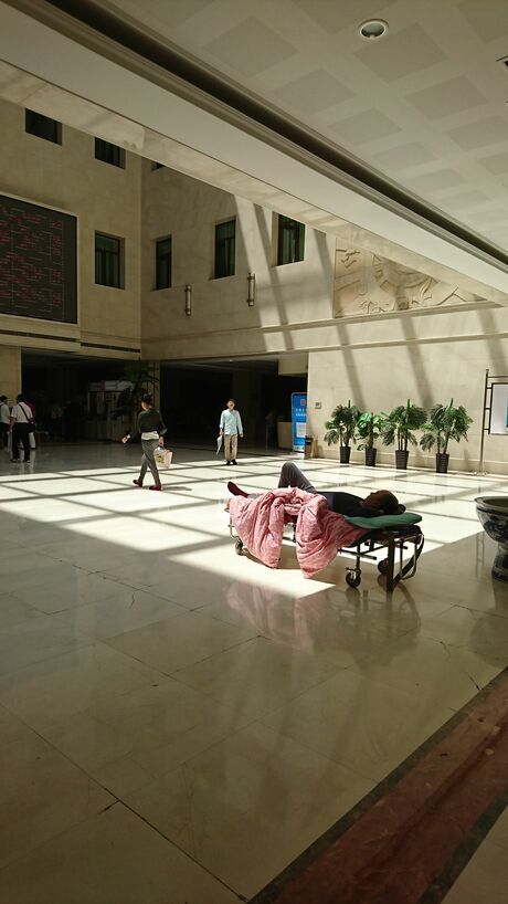 2017年、大連の病院の玄関ホールで置き去りにされる患者