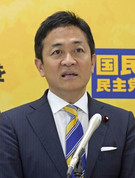 江藤拓農相の更迭に関し、記者団の取材に応じる国民民主党の玉木代表＝2025年5月21日午前、国会