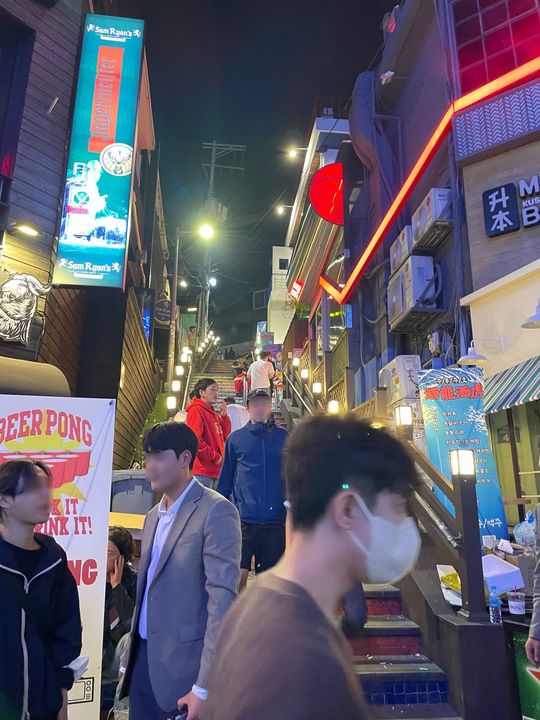 梨泰院の中心部にある細い階段