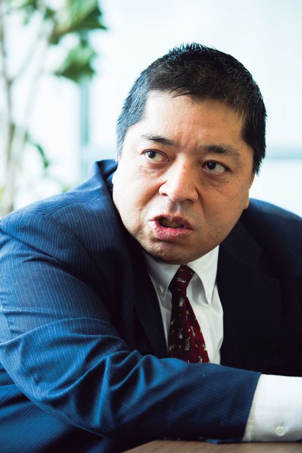 作家・元外務省主任分析官。1985年同志社大学大学院神学研究科修了後、外務省入省。在ロシア日本大使館勤務などを経て、作家に。『国家の罠』でデビュー。『自壊する帝国』で大宅壮一ノンフィクション賞を受賞。