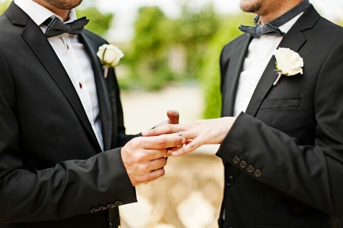 ゲイカップルの結婚式にて指輪の交換