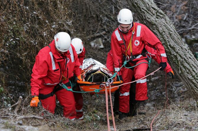 山岳救助隊員たちが要救護者の救出訓練中