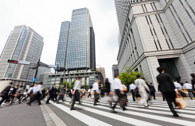 朝の横断歩道を歩く東京の通勤者の群衆