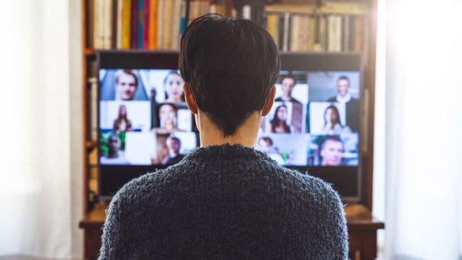 仕事のためのビデオ会議でデバイス画面の前にいる女性