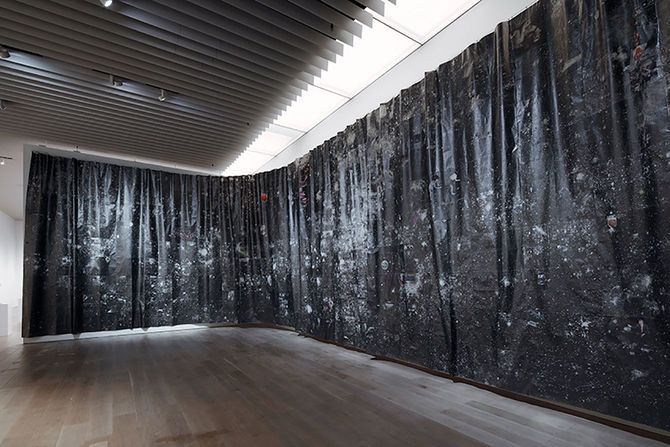 金沢寿美《新聞紙のドローイング》2022年〔「地球がまわる音を聴く：パンデミック以降のウェルビーイング」森美術館（東京）2022年〕