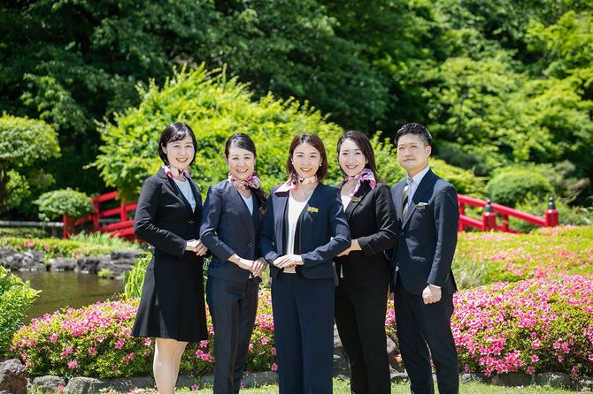 マリッジ コンシェルジュのメンバー。中央が若杉さん。