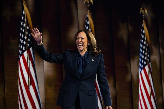 2024年8月22日、米イリノイ州シカゴのユナイテッド・センターで開催されたDNC大会最終日の夜、ステージに立つ副大統領兼民主党大統領候補のカマラ・ハリス。