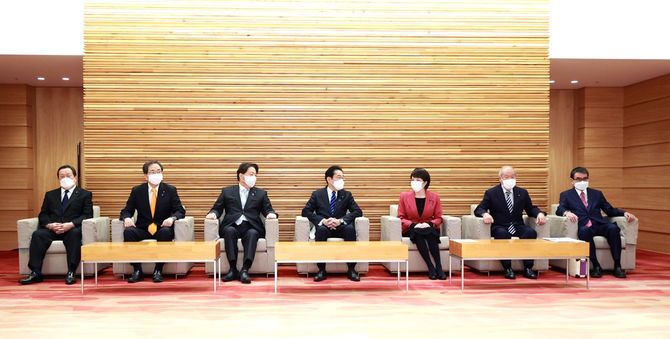 閣議に臨む岸田文雄首相（中央）ら＝2023年2月10日、首相官邸