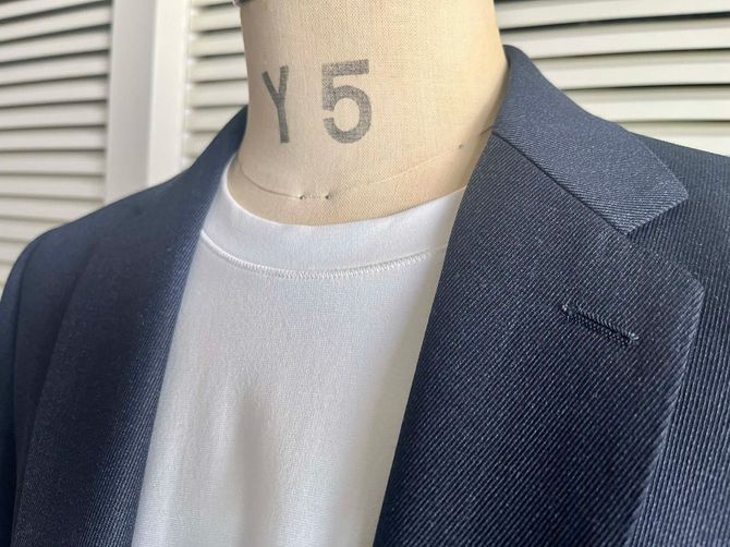 ジャケットのドレス感に負けづらい「肉厚なストレッチ」のビジネスTシャツ