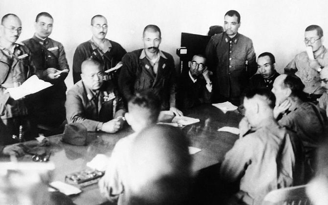 シンガポール陥落後に降伏交渉をする山下奉文陸軍中将とイギリス陸軍パーシバル中将（1942年2月15日）