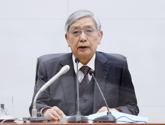 金融政策決定会合後に記者会見する日銀の黒田東彦総裁＝2022年12月20日午後、東京都中央区の同本店