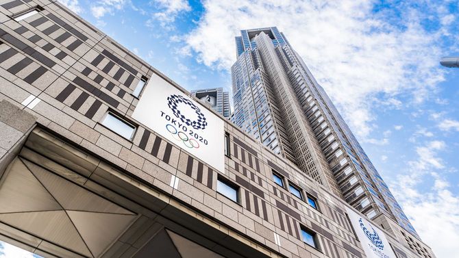 2020東京五輪のロゴが飾られた東京都庁