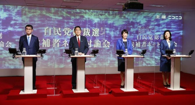 インターネット動画中継サイト「ニコニコ動画」主催の討論会に出席した、自民党総裁選候補者の（左から）河野太郎規制改革担当相、岸田文雄前政調会長、高市早苗前総務相、野田聖子幹事長代行＝2021年9月18日午後、東京・銀座［代表撮影］