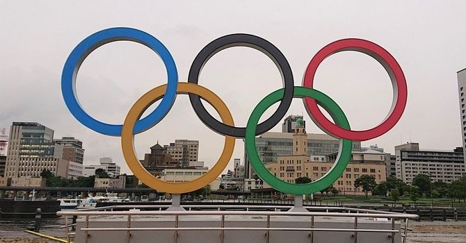 横浜三塔を背景にした五輪マークのモニュメント。赤レンガ倉庫前から象の鼻パーク越しに三塔が見える