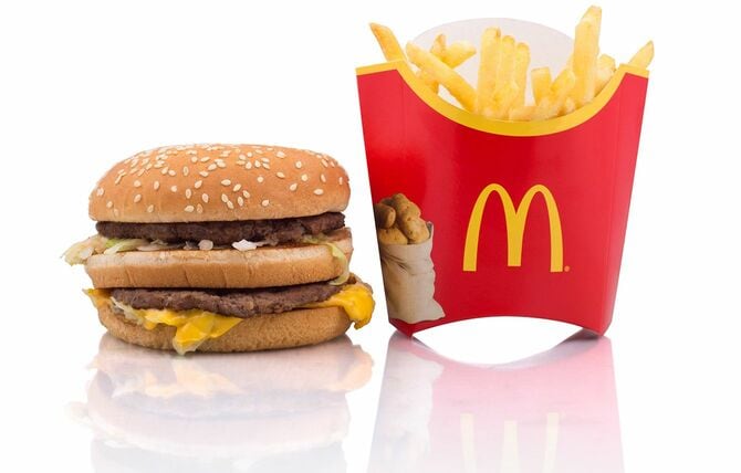 マクドナルドでフライドポテト付きハンバーガー