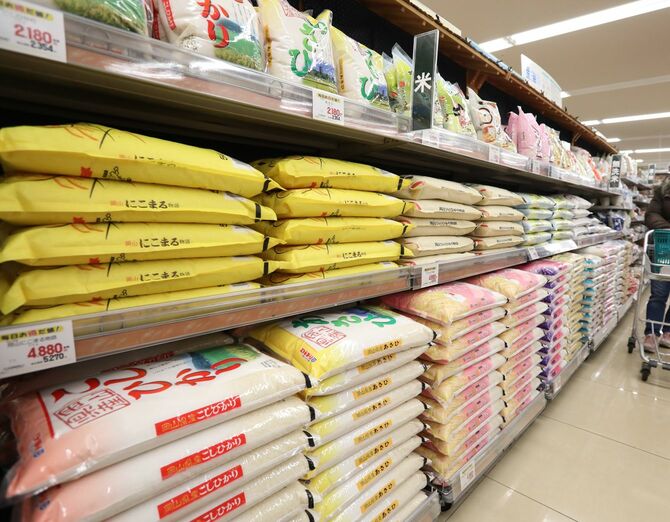 岡山県産のコメが並ぶスーパー。今月から店頭価格が過去最高値をつけている=2025年3月4日、岡山県岡山市中区