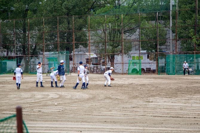 野球をする子供たち
